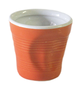 zerknuellte kleine tasse orange