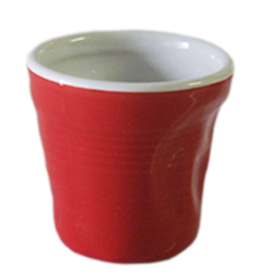 zerknuellte kleine Tasse rot