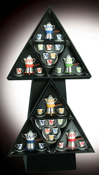 Exhibidor para paquetes triangulares con cafeteras Gotas
